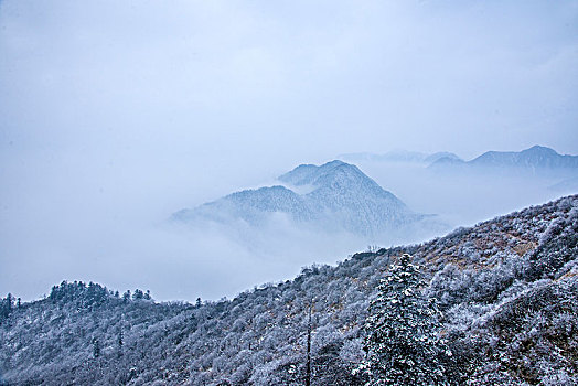 四川大邑县西岭雪山日月坪的群山原野