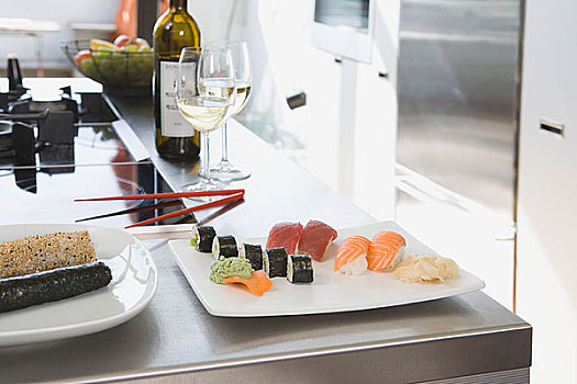 寿司,白葡萄酒,厨房,长椅