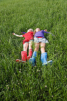 两个女孩,卧,草丛