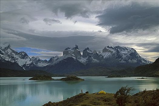 露营者,看,山峦,托雷德裴恩国家公园,巴塔哥尼亚,智利