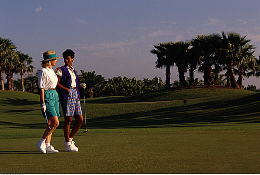 两个女人,高尔夫球场