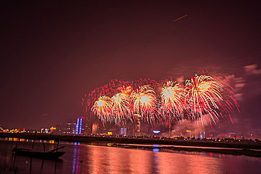 烟花,建筑群,河流,夜景,水,灯,节日