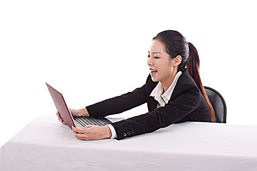 青年商务女士使用笔记本电脑