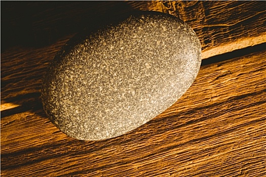 鹅卵石,木桌子