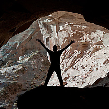 剪影,一个,男人,站立,抬臂,洞穴,峡谷,犹他,美国