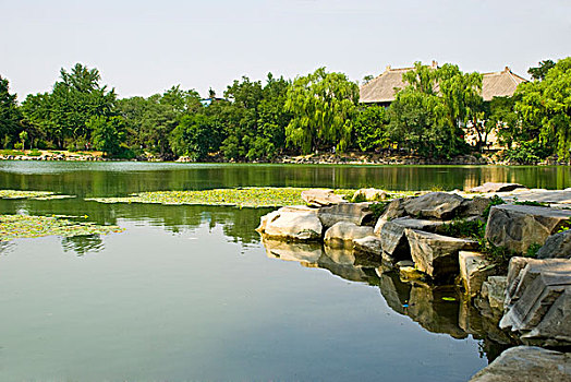 中国高等学府北京大学的未名湖