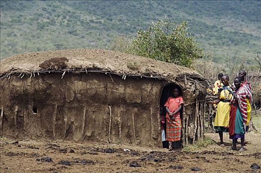 肯尼亚,马赛马拉国家保护区,马萨伊人,女人,站立,小屋,非洲村寨