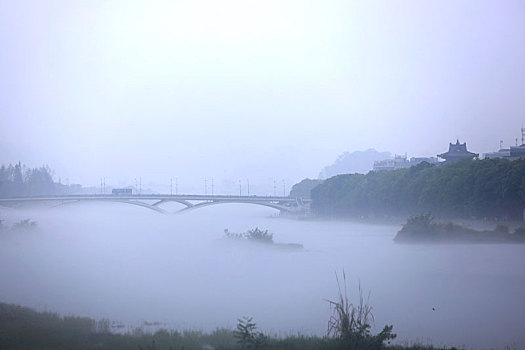 薄雾中桂林市区内的漓江风光