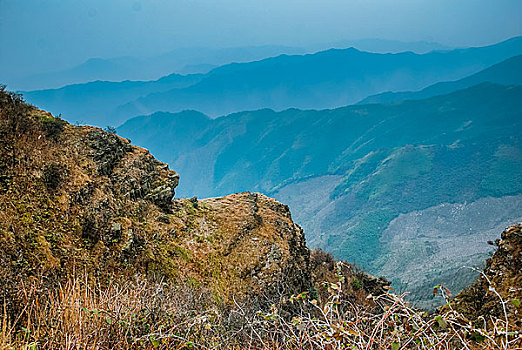 山岭雾色