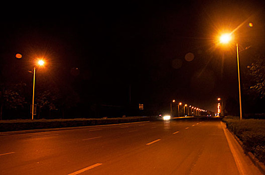 夜晚点亮暖色路灯的道路