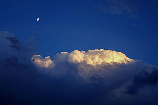 月亮与云团