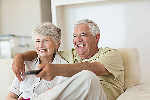 高兴,老年,夫妻,看电视,沙发
