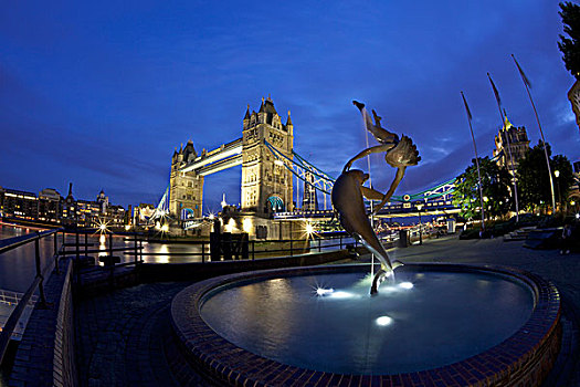 英国,英格兰,伦敦,女孩,海豚,雕塑,正面,塔桥,光亮,夜晚