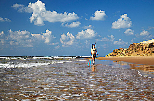 女人,走,海滩,呼吸管,莫桑比克