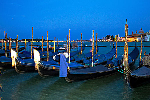 威尼斯夜晚一排整齐的船停靠在港口