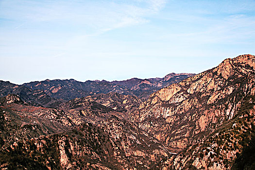 层峦叠嶂的山峰