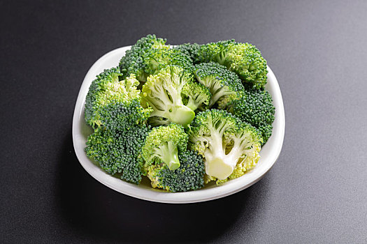 保健蔬菜西蓝花摆放在桌面上