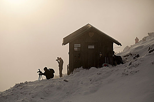 摄影师,正面,野营,小屋,冬天,巴伐利亚阿尔卑斯山,上巴伐利亚,巴伐利亚,德国