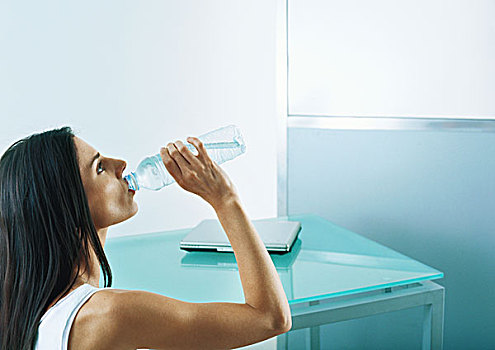 女人,用瓶子喝,水,侧面视角