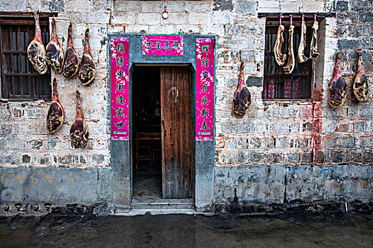 安徽黟县宏村墙头上挂满百姓腌制的腊肉火腿