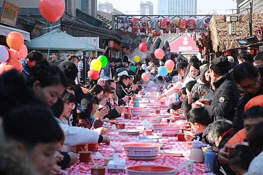 小镇摆下百米长桌宴,市民游客新年吃饺子交好运