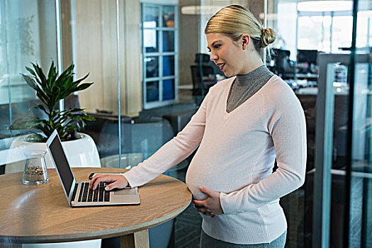 怀孕,职业女性,使用笔记本,办公室,年轻
