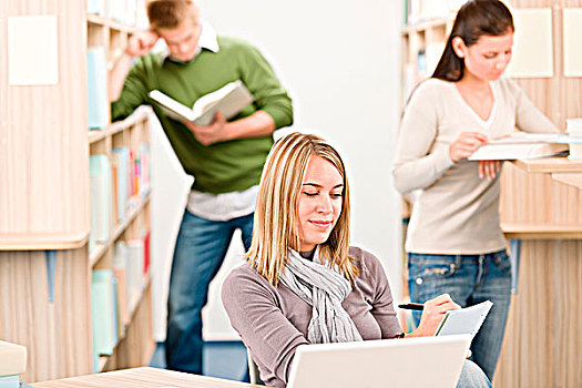 高中,图书馆,女学生,笔记本电脑,书本