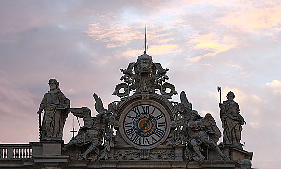 梵蒂冈圣彼得大教堂楼顶雕塑与计时钟