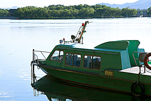 昆明湖上的保安船只