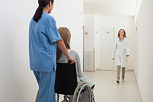 护理,推,病人,轮椅,医生,接近,医院,走廊