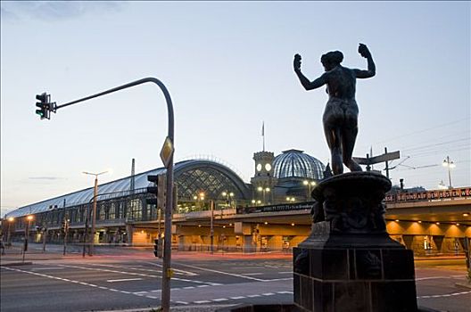 火车站,黄昏,雕塑,前景,德累斯顿,萨克森,德国