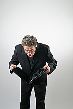 商务人士,戴着,黑色套装,笔记本电脑