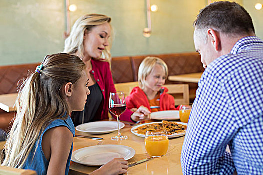 家庭,交谈,享受,开胃食品,餐馆,桌子