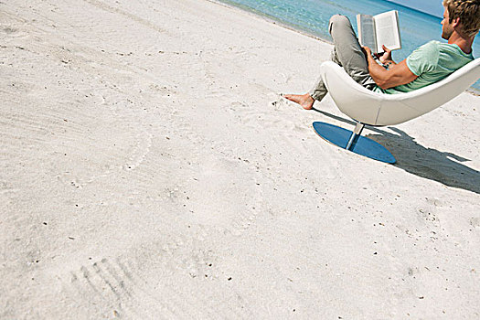 男青年,读,书本,海滩,倾斜