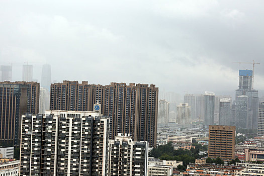 山东省日照市,受8号台风影响,乌云翻滚风雨欲来笼罩高楼大厦