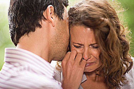 女人抱着男人哭图片