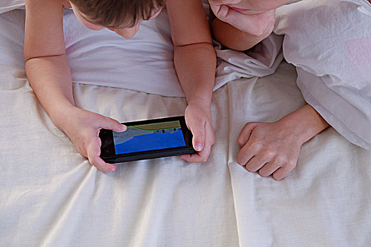 孩子,玩,游戏,手机,床上