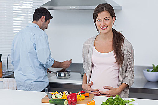孕妇,拿着,腹部,厨房,丈夫,烹调,后面