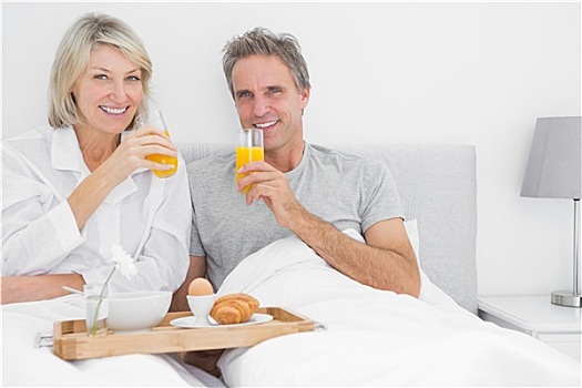 情侣,喝,橙汁,床上早餐