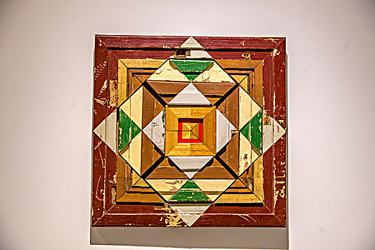 重庆沙坪坝区大学城四川美院罗冠中艺术馆展出的艺术作品---木材几何图案
