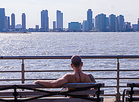 裸露上身,男人,纹身,背影,手臂,坐,长椅,市区,曼哈顿,看,新泽西,城市,哈得逊河