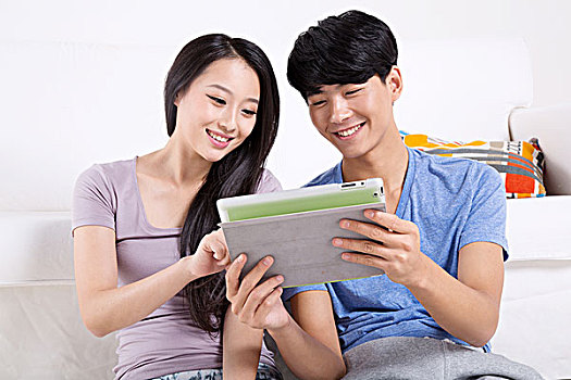 青年情侣和平板电脑