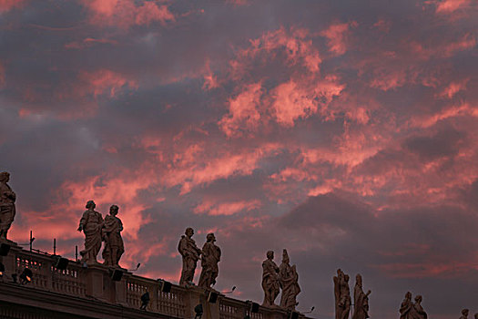 梵蒂冈圣彼得大教堂柱廊雕像及火烧云