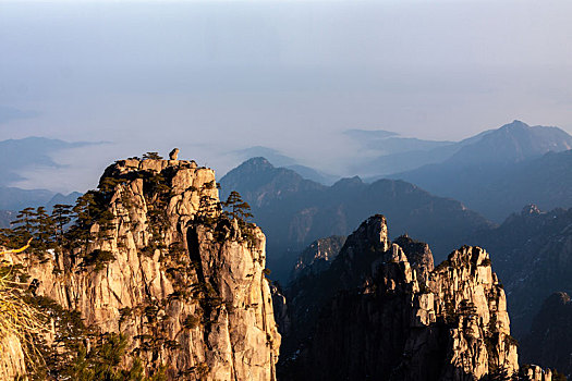 中国安徽黄山风景区,冬日雪后奇峰怪石林立,云雾飘渺宛若仙境