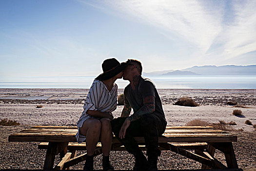 坐,夫妇,野餐凳,吻,海洋,加利福尼亚,美国