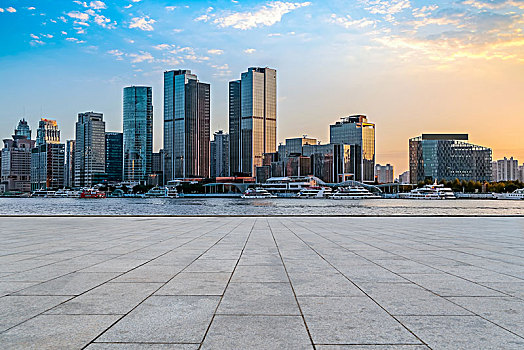 上海外滩建筑景观和城市广场沥青路面