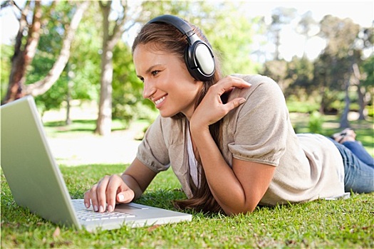 女人,笔记本电脑,耳机,躺着,草坪