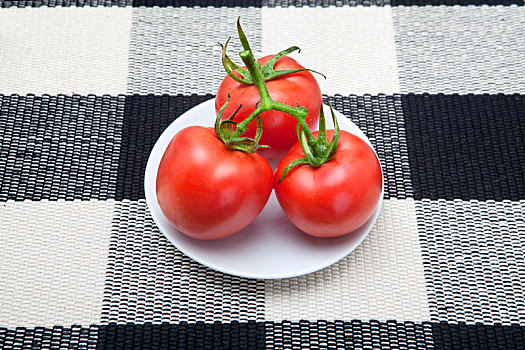 放在桌子上的西红柿