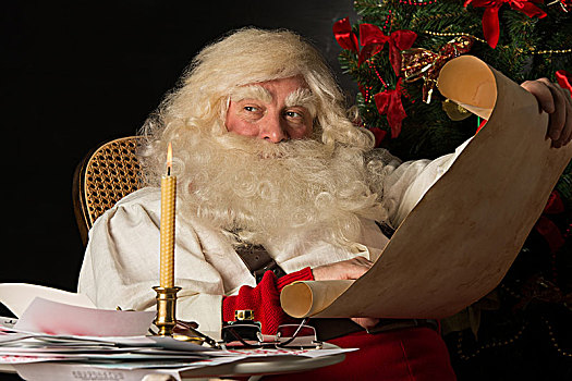 圣诞老人,坐,在家,读,老,纸卷,清单,夜晚,烛光,真诚,旧式,风格,头像