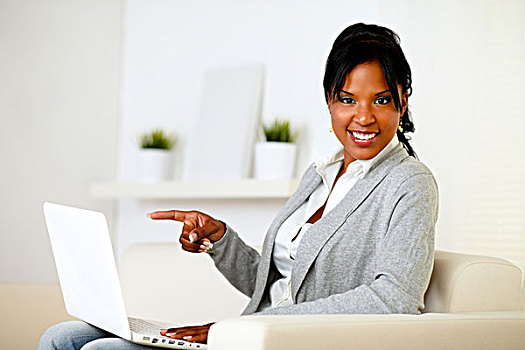 美国非裔女性,指向,笔记本电脑,显示屏